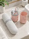 Estuche dental rosa abierto con cepillos.webp