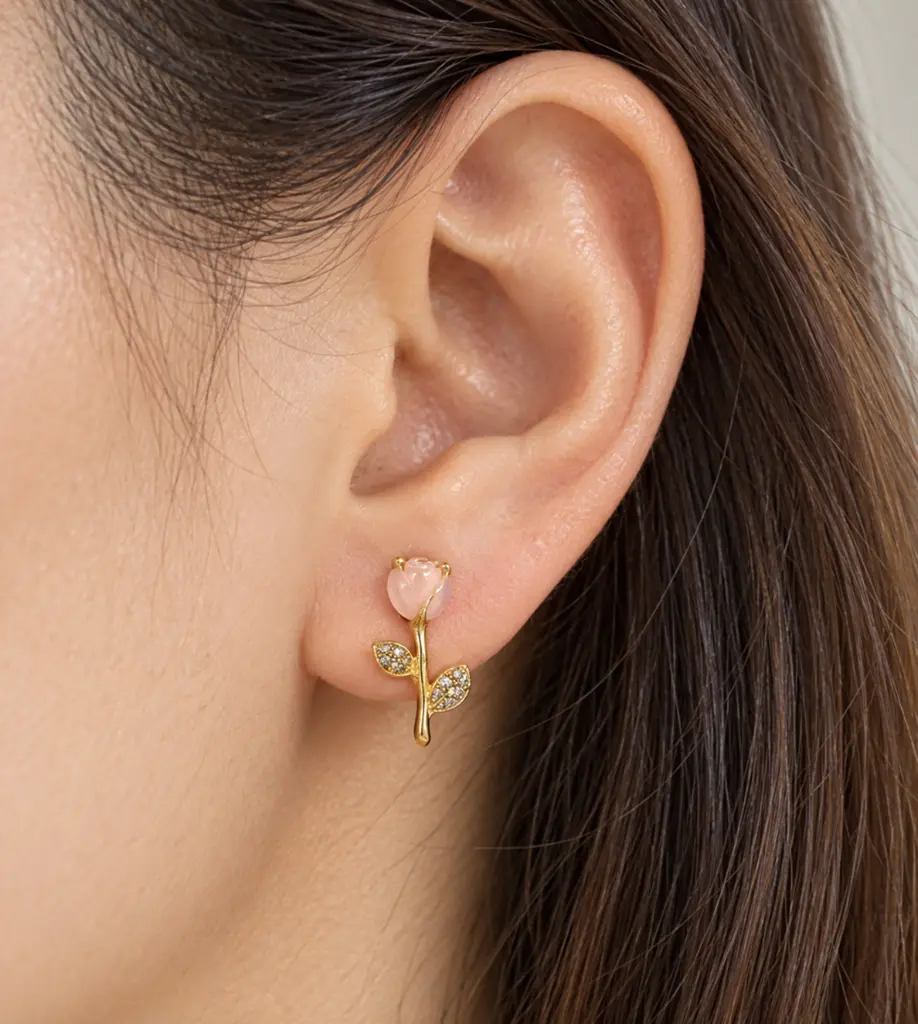 Oreja con pendiente de rosa dorada-3.webp
