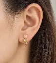 Oreja con pendiente de rosa dorada-3.webp