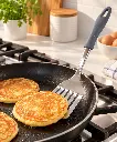 Volteador ranurado en sartén con panqueque dorado-2.webp