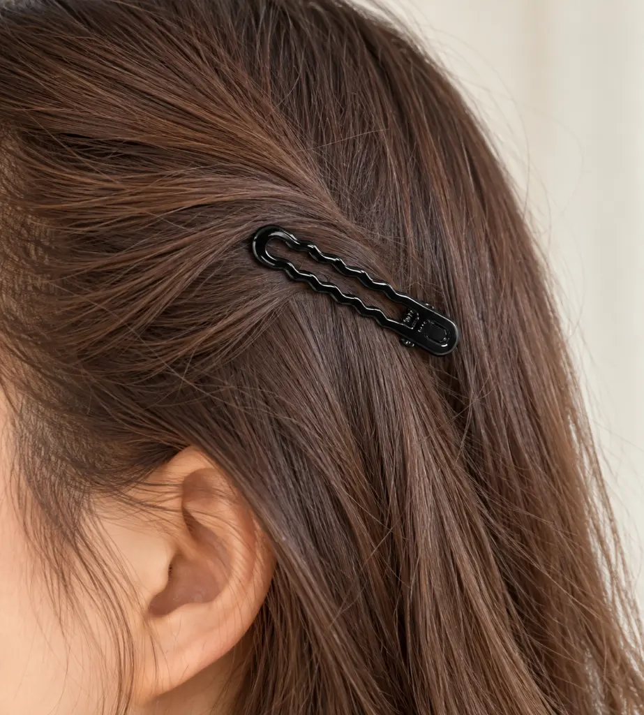 Black wavy barrette in brown hair-2.webp