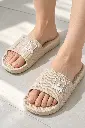 Sandalias beige con osito y relieve-3.webp
