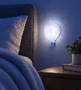 Luz nocturna azul junto a la cama-2.webp