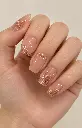 Mano con uñas nude de oro rosa-1.webp