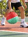 Balón bicolor en mini cancha-2.webp