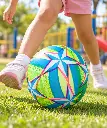 Pelota multicolor en juego infantil-3.webp