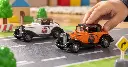 Dos autos clásicos en juego-2.webp