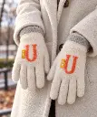 Guantes marfil de felpa en el parque-2.webp
