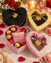 Caja corazón abierta con chocolates y pulsera-3.webp