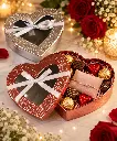 Caja corazón abierta con chocolates y pulsera-2.webp