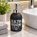 Dispensador negro junto al lavabo-1.webp