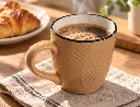 Taza caramelo con café humeante-2.webp
