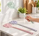 Trío de matamoscas pastel en cocina-2.webp