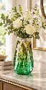 Jarrón acanalado verde con flores y cinta-2.webp