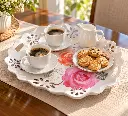 Bandeja floral con café y galletas-3.webp