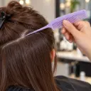 Peine lavanda separando cabello castaño-2.webp