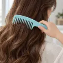 Peine turquesa desenredando cabello ondulado-2.webp