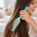 Cepillo de osito turquesa en uso-3.webp
