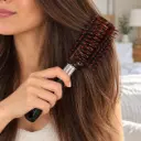 Cepillo ventilado peinando cabello castaño-2.webp