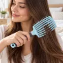 Cepillo azul ventilado sobre cabello largo-2.webp