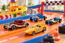 Cuatro autos retro en carrera-2.webp