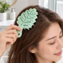 Peine masajeador verde menta en uso-2.webp