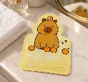 Sobre amarillo de mascarilla con capibara-2.webp