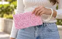 Bolsito rosa de leopardo en mano-2.webp