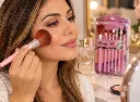 Aplicación de polvos con brocha rosa-2.webp