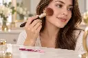 Maquillaje suave con brocha y aplicador-2.webp