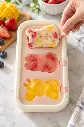 Molde rosa de tres paletas en uso-1.webp