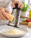 Rallador compacto rallando queso en cocina-3.webp