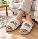 Pantuflas crema de pelo junto al sofá-2.webp