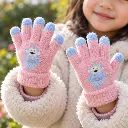 Pequeñas manos con guantes de robots-1.webp