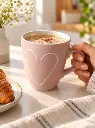 Taza rosada con corazón en desayuno acogedor-1.webp