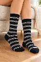 Calcetines negros con dobles rayas blancas-2.webp