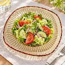 Fuente ámbar con ensalada fresca-1.webp