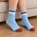 Calcetines acanalados azul bebé con rayas-1.webp