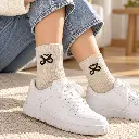 Calcetines crema con lazo negro-2.webp