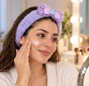 Diadema lila en cuidado facial-2 (1).webp