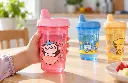 Vaso infantil rosado en manos pequeñas-2.webp