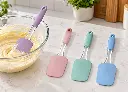 Cuatro espátulas de silicona en cocina-1.webp