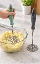 Dos machacadores de papas en uso-3.webp